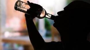 the first signs and symptoms of alcoholism